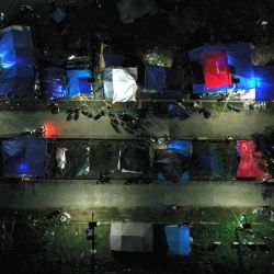 En esta fotografía aérea se muestran refugios improvisados en Mamuju que están construidos para las personas afectadas por un terremoto de magnitud 6.2 que sacudió la isla de Sulawesi en Indonesia. | Foto:Adek Berry / AFP