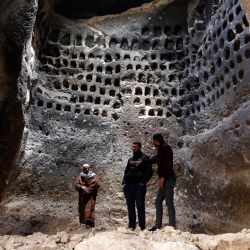 Los palestinos visitan la antigua cueva de Tur Beddo, cerca del pueblo de Idhna, al oeste de la ciudad cisjordana de Hebrón. - La cueva se considera una de las más grandes de Palestina y es un testimonio de civilizaciones antiguas un legado histórico y arqueológico de dos mil años, según una agencia de noticias local. | Foto:Hazem Bader / AFP