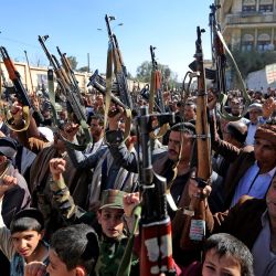 Los partidarios del movimiento huthi de Yemen gesticulan mientras corean consignas durante una manifestación contra la decisión de la administración estadounidense saliente de designar terroristas a los rebeldes respaldados por Irán, en la capital, Sanaa. | Foto:Mohammed Huwais / AFP