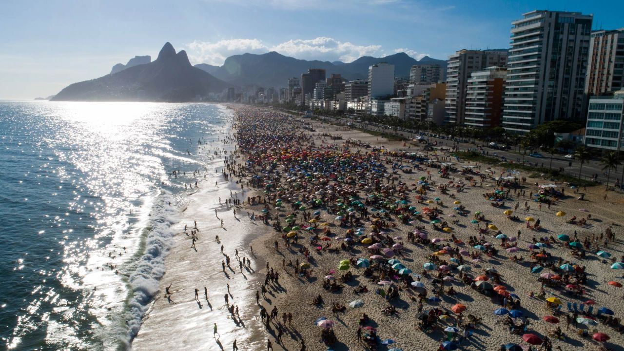 Brasil, Río de Janeiro: multitud de bañistas en la playa de Ipanema. Brasil, con sus 210 millones de habitantes, es uno de los países más afectados por la pandemia de coronavirus. | Foto:Fernando Souza / DPA