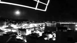 El extraño bólido cruzó el cielo gallego, provocando un fuerte estallido a su paso.