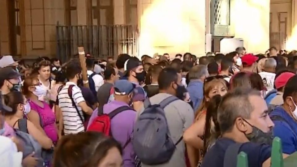 Caos de gente en la estación de Constitución tras una falla eléctrica que interrumpió el servicio de trenes.