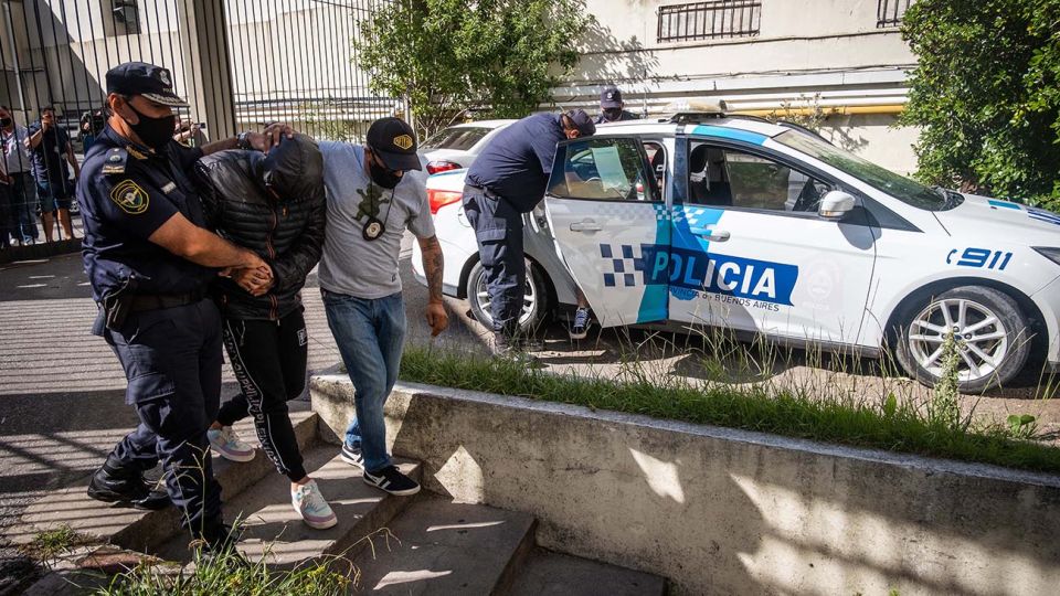 Los dos detenidos por agredir a botellazos a un joven en un boliche de la ciudad de Mar del Plata fueron trasladados esta mañana a los tribunales de la localidad balnearia para declarar ante el fiscal del caso, y el abogado de la víctima adelantó que pedirá que se los impute por tentativa de homicidio.