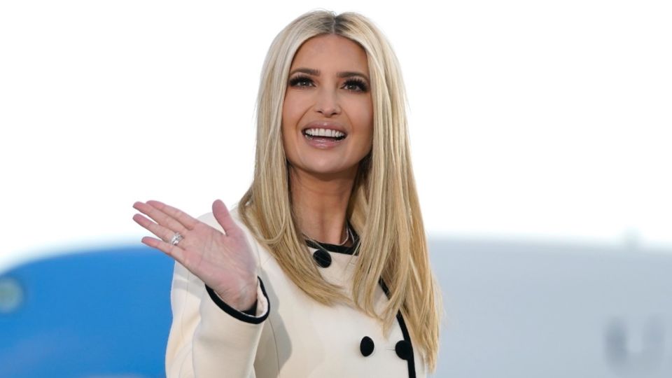 Ivanka Trump se despidió de la Casa Blanca desde el aeropuero; luego voló con su familia a Mar-a-Lago.