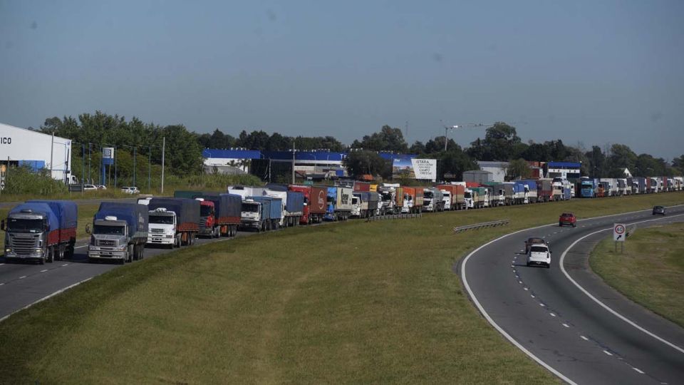 Paro de transportistas, cortes en autopista a Buenos Aires y otros puntos de Santa Fe.