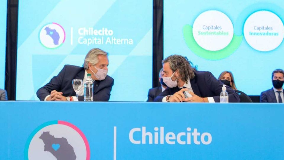 El jefe de Gabinete, Santiago Cafiero, junto al presidente Alberto Fernández durante su visita a La Rioja.