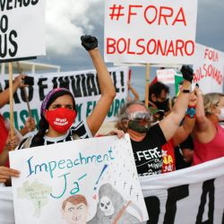 Manifestantes realizan una protesta contra las medidas del presidente de Brasil, Jair Bolsonaro, para enfrentar la pandemia del coronavirus COVID-19, frente al palacio presidencial de Planalto, en Brasilia, Brasil. | Foto:Sergio Lima / AFP