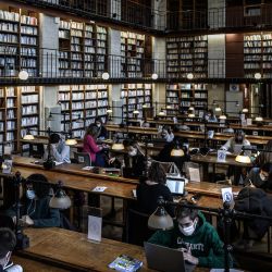 Los estudiantes estudian sentados separados debido al coronavirus, Covid-19, en la biblioteca histórica del Campus Victoire de la Universidad de Burdeos en Burdeos, suroeste de Francia. | Foto:Philippe Lopez / AFP