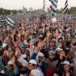 Activistas de Jamiat Ulema-e Islam Pakistan, participan en una manifestación contra Israel en Karachi. | Foto:Asif Hassan / AFP