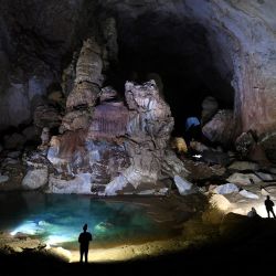 Esta fotografía muestra a los visitantes en la cueva de Son Doong, una de las cuevas naturales más grandes del mundo, durante un recorrido por la provincia de Quang Binh, en el centro de Vietnam. | Foto:Nhac Nguyen / AFP