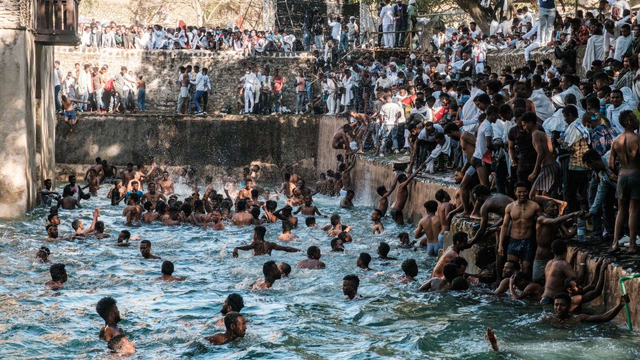 Los fieles cristianos ortodoxos etíopes nadan en la piscina de Fasilides Bath durante la celebración de Timkat, la Epifanía de Etiopía, en la ciudad de Gondar, Etiopía. | Foto:AFP