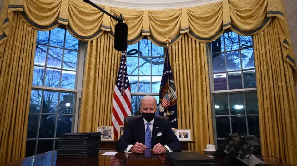 Desde Luther King a una roca lunar: Así fueron los cambios en el nuevo Despacho Oval de Joe Biden