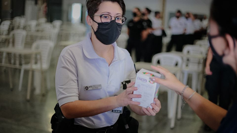 entrega de copa menstrual a agentes de la PSA
