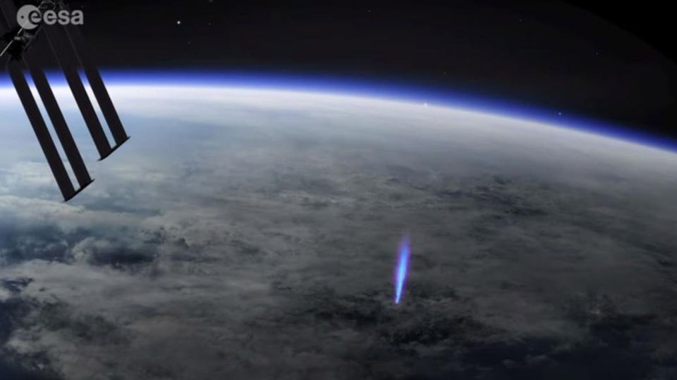 La génesis de un rayo azul, observada desde la Estación Espacial
