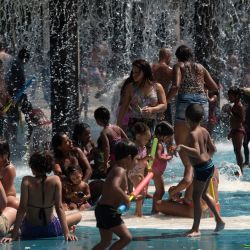 Brasil, Río de Janeiro: la gente disfruta del agua de una fuente en el parque Madureira a pesar de la pandemia del coronavirus. | Foto:Fabio Teixeira / ZUMA Wire / DPA
