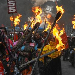 India, Kolkata: El Comité de Coordinación de Mujeres de toda la India Kisan Sangarsh sostienen linternas y carteles mientras participan en una manifestación en el Día de la Mujer Agrícola, en apoyo de las protestas de los agricultores en curso contra las nuevas leyes agrícolas del gobierno. | Foto:Debarchan Chatterjee / ZUMA Wire / DPA