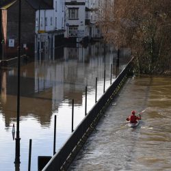Un piragüista rema a lo largo de las inundaciones en Shrewsbury, en el noroeste de Inglaterra, después de que la tormenta Christoph provocara fuertes lluvias e inundaciones en todo el país. | Foto:Oli Scarff / AFP