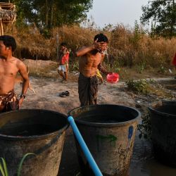 Esta foto muestra a personas de la etnia Chin lavándose en la aldea de Bethel en Hmawbi, en las afueras de Yangon, donde cientos de miembros de la comunidad étnica Chin se han asentado después de ser desplazados por los enfrentamientos entre el ejército de Myanmar y el Ejército Arakan en norte del país. | Foto:Ye Aung Thu / AFP