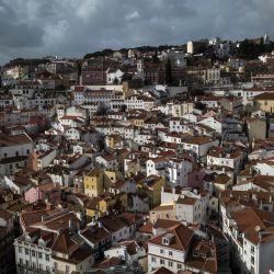 Una vista aérea muestra los tejados del barrio de Alfama en Lisboa. | Foto:Carlos Costa / AFP