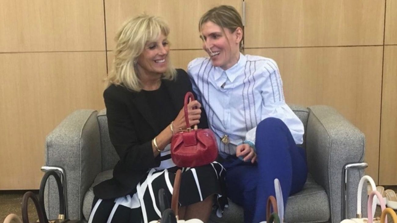 Jill Biden y Gabriela Hearst ante las carteras Nina, un accesorio exitoso diseñado por Gabriela.