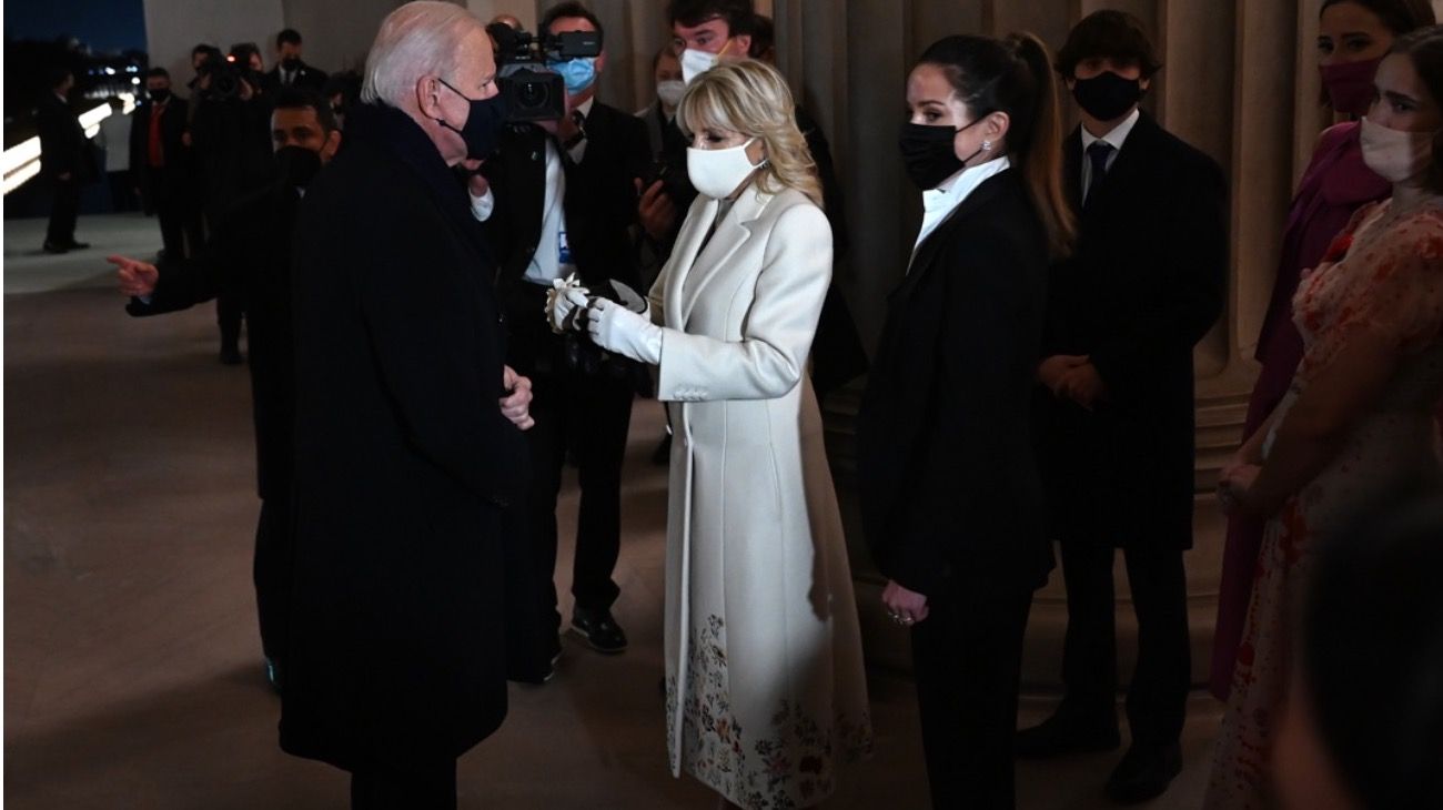 Jill Biden se desmarca del resto con el "ensemble" que diseñó la uruguaya Gabriela Hearst.