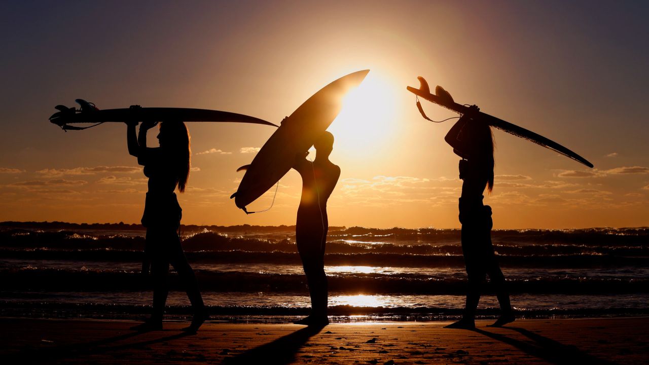 Los surfistas israelíes llevan sus tablas al atardecer en la costa de la ciudad costera de Netanya, al norte de Tel Aviv, durante un bloqueo a nivel nacional después de un aumento en los casos de COVID-19. | Foto:Jack Guez / AFP