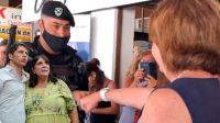 Axel Kicillof con Teresa García - Patricia Bullrich saludada por un policía bonaerense