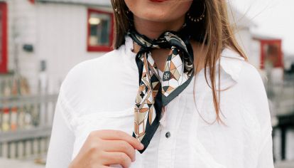 Moda para mayores de 50: las 5 ideas infalibles para usar pañuelo y sumar estilo