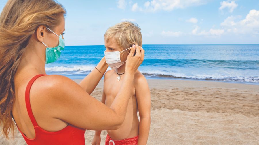 No ingreses a la playa si hay mucha gente. Cumplí con el distanciamiento. Evitá compartir protectores solares, alimentos o bebidas.