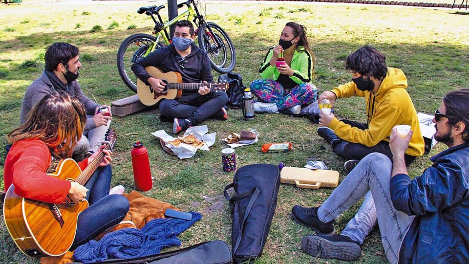 ¿Responsables?. Se ha logrado demonizar el contagio en la población joven.