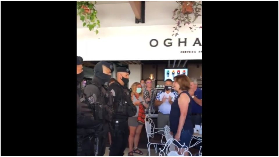 Patricia Bullrich fue saludada por policías durante la presentación de su libro.