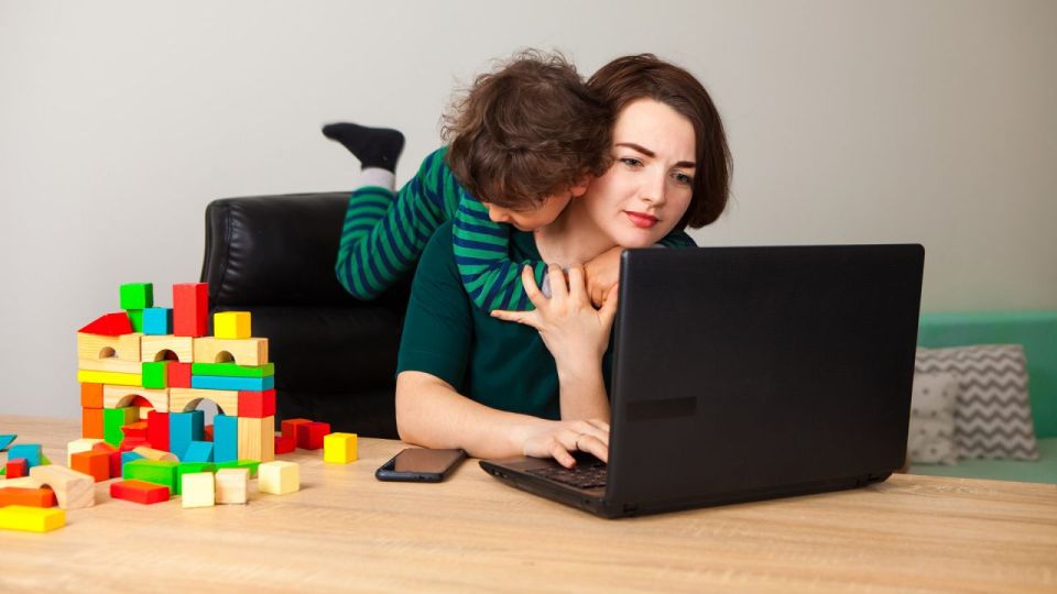 Por qué los modelos de crianza actuales agobian a las mujeres