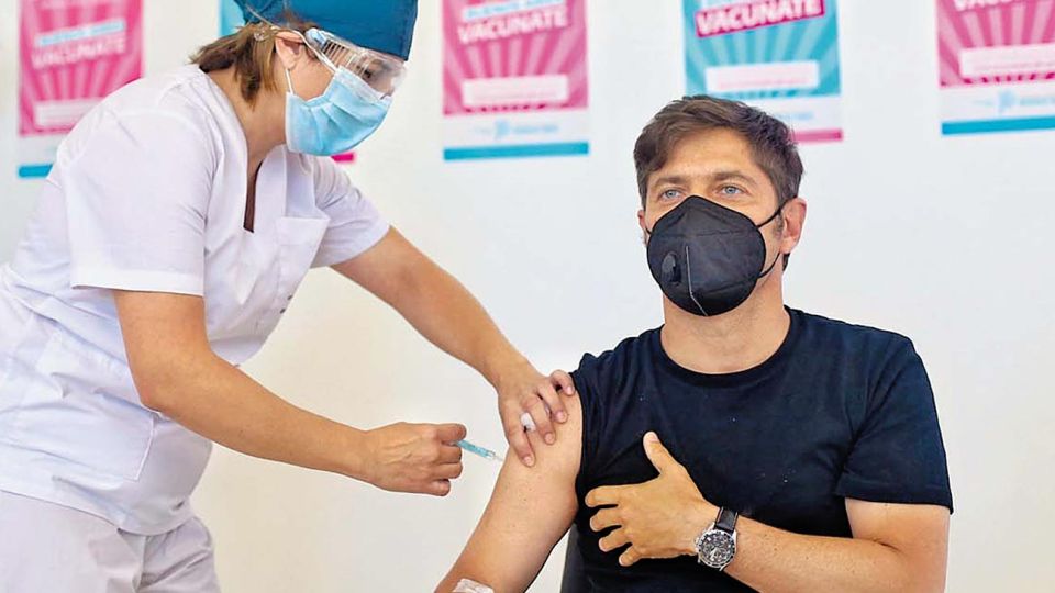 Dosis. Este miércoles se vacunó el gobernador Axel Kicillof.