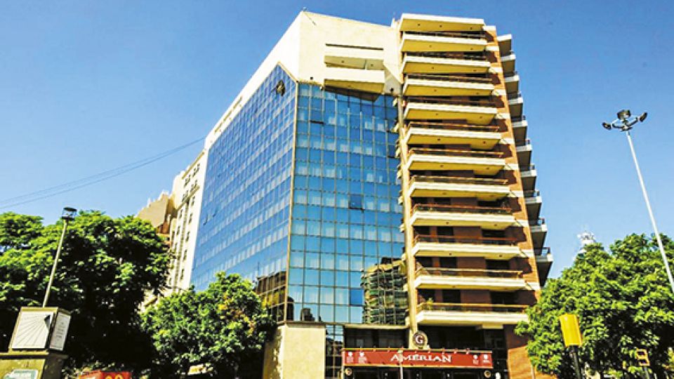 AMÈRIAN PARK. El emblemático hotel ubicado en la esquina de bulevar San Juan y avenida Hipólito Yrigoyen.