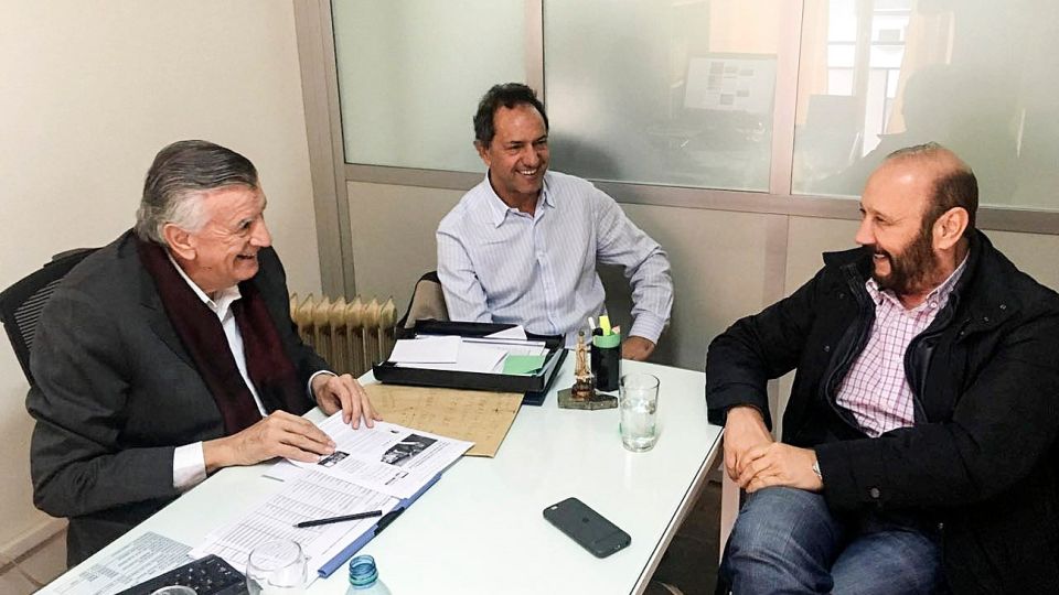 Gioja, Scioli e Insfrán, en una foto de archivo en la sede partidaria en 2016.