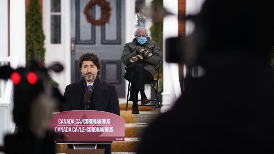Justin Trudeau también usa el meme de Bernie Sanders.