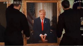 Dos empleados se llevan el cuadro de Donald Trump, en el video de Jimmy Kimmel festejando su salida de la Casa Blanca.
