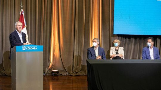 LUNES. En un acto, Schiaretti anunció el regreso de las clases presenciales. “Se reiniciarán paulatinamente y arrancaremos con un sistema combinado: presencial y virtual”, dijo.