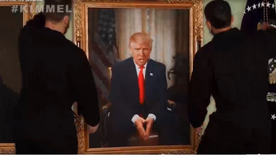 Dos empleados se llevan el cuadro de Donald Trump, en el video de Jimmy Kimmel festejando su salida de la Casa Blanca.
