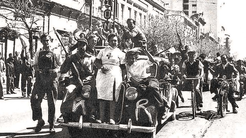 Desfile. Los jóvenes universitarios soñaban con su propia “liberación de París”, pero por Avenida de Mayo. Aquí, en el golpe del 55. Ya tenían armas desde dos años antes.