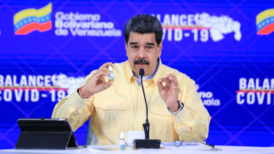 Nicolás Maduro presentó unas "gotas milagrosas" que "neutralizan 100% al coronavirus".