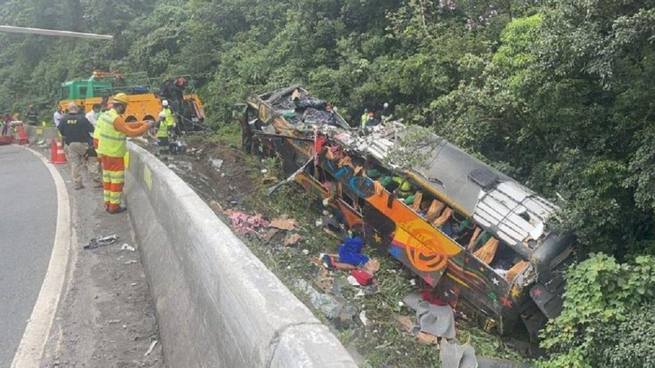 Tragico Vuelco De Un Colectivo En Brasil Deja Al Menos 19 Muertos Y 33 Heridos Perfil