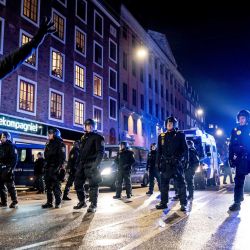 La policía se enfrenta a manifestantes durante una marcha de protesta organizada por el grupo radical 'Hombres de Dinamarca Negra' contra las restricciones introducidas por el gobierno danés durante la pandemia del nuevo coronavirus (Covid-19), en Copenhague. | Foto:Mads Claus Rasmussen / Ritzau Scanpix / AFP