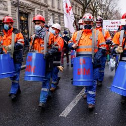 Los manifestantes marchan portando tambores de metal durante una manifestación de protesta contra los planes sociales en París, organizada por sindicatos, partidos y figuras políticas de izquierda. | Foto:Thomas Samson / AFP