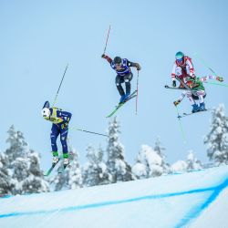 Simone Deromedis de Italia, de Canadá Christopher Delbosco, el austriaco Johannes Rohrweck y el francés Jean Frederic Chapuis compiten durante la cuarta eliminatoria 2 del evento de Ski Cross masculino en la Copa del Mundo de Esquí Freestyle de la FIS en Idre, Suecia. | Foto:Pontus Lundahl / TT News Agencia / AFP