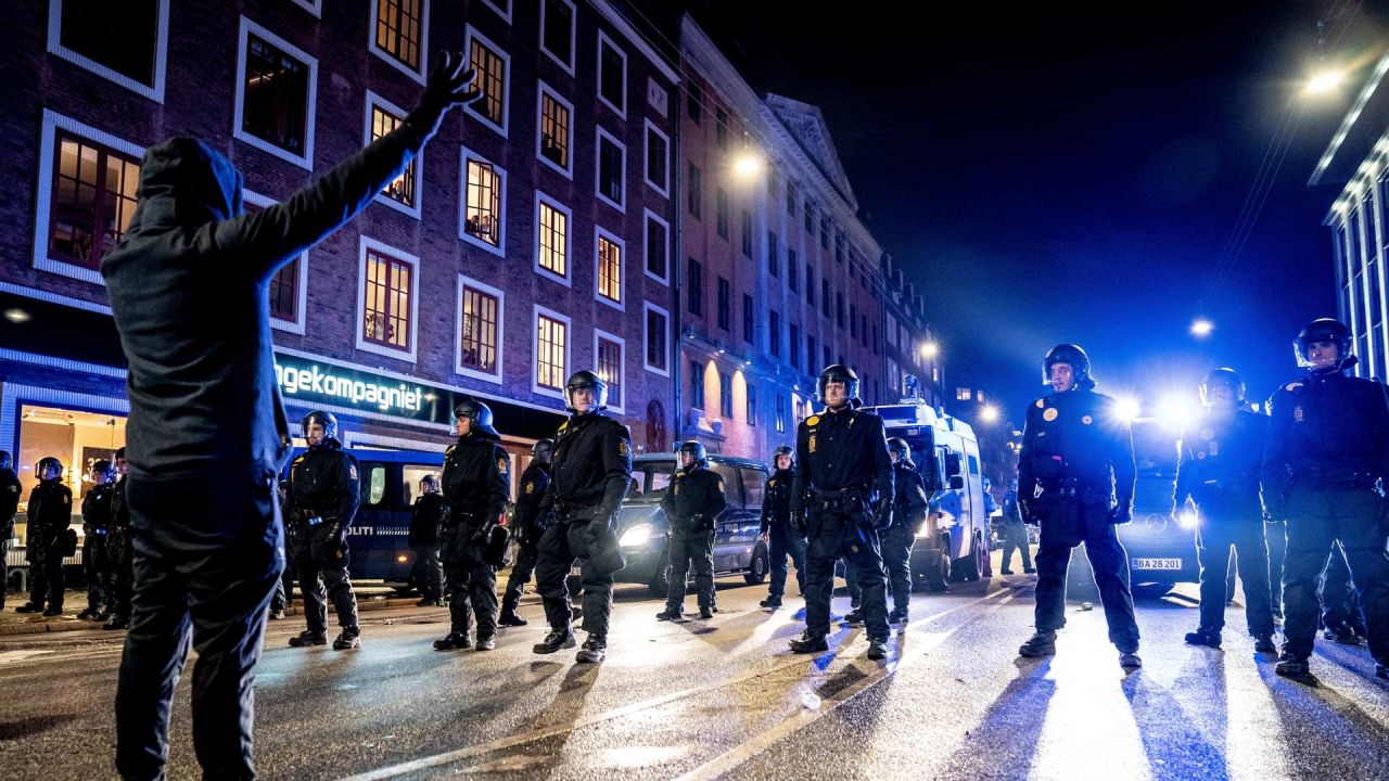 La policía se enfrenta a manifestantes durante una marcha de protesta organizada por el grupo radical 'Hombres de Dinamarca Negra' contra las restricciones introducidas por el gobierno danés durante la pandemia del nuevo coronavirus (Covid-19), en Copenhague. | Foto:Mads Claus Rasmussen / Ritzau Scanpix / AFP
