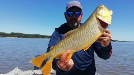 La pesca de dorados se puede realizar tanto anclados como al garete.