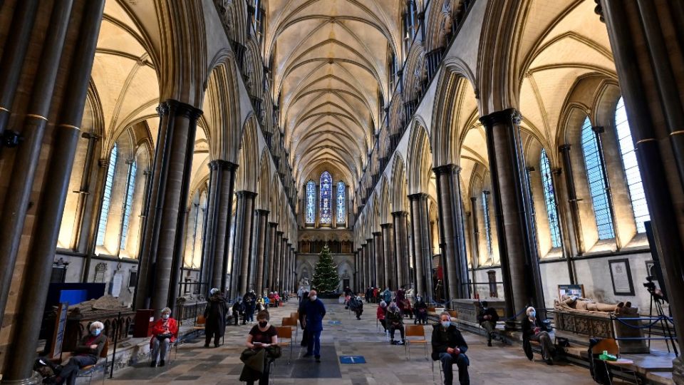 La catedral de Salisbury (Reino Unido) abrió como centro de vacunación.