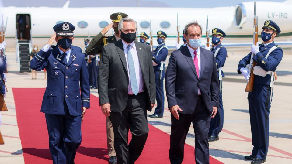 Alberto Fernández en su arribo al Aeropuerto Internacional Arturo Merino Benítez de Santiago de Chile.