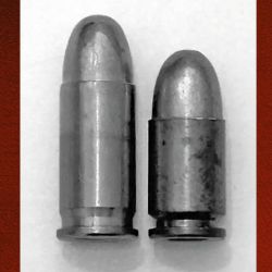 A la izquierda el clásico 7,65mm Browning (.32 ACP) comparado con el 7,65 Pressin. Un acortamiento de la vaina y una reducción en la carga de pólvora.